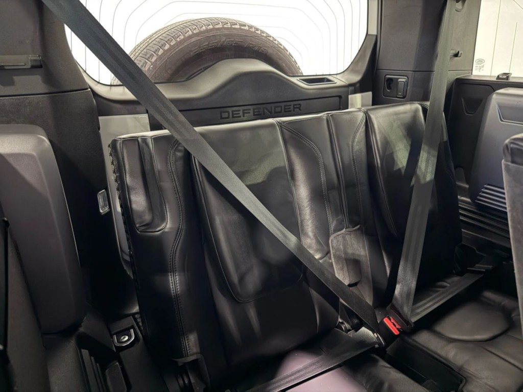 2020 Land Rover Defender Image 34