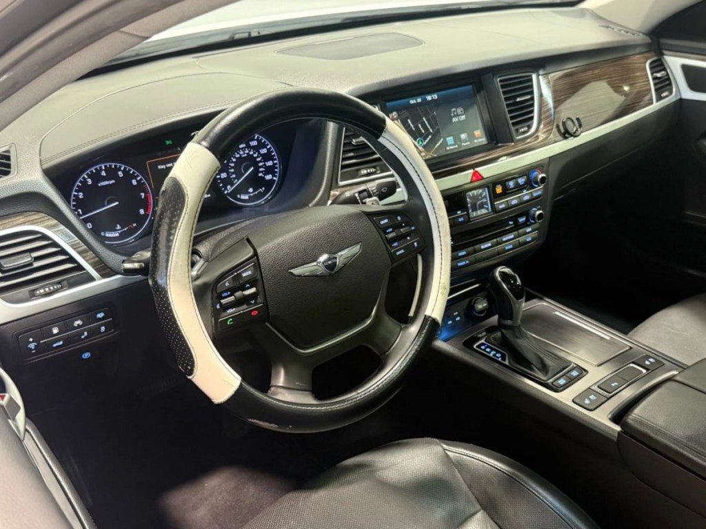 2017 Genesis G80 Image 12