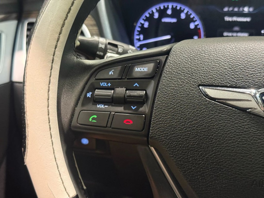 2017 Genesis G80 Image 15