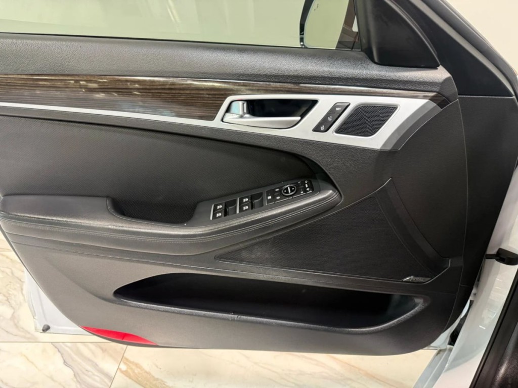 2017 Genesis G80 Image 22