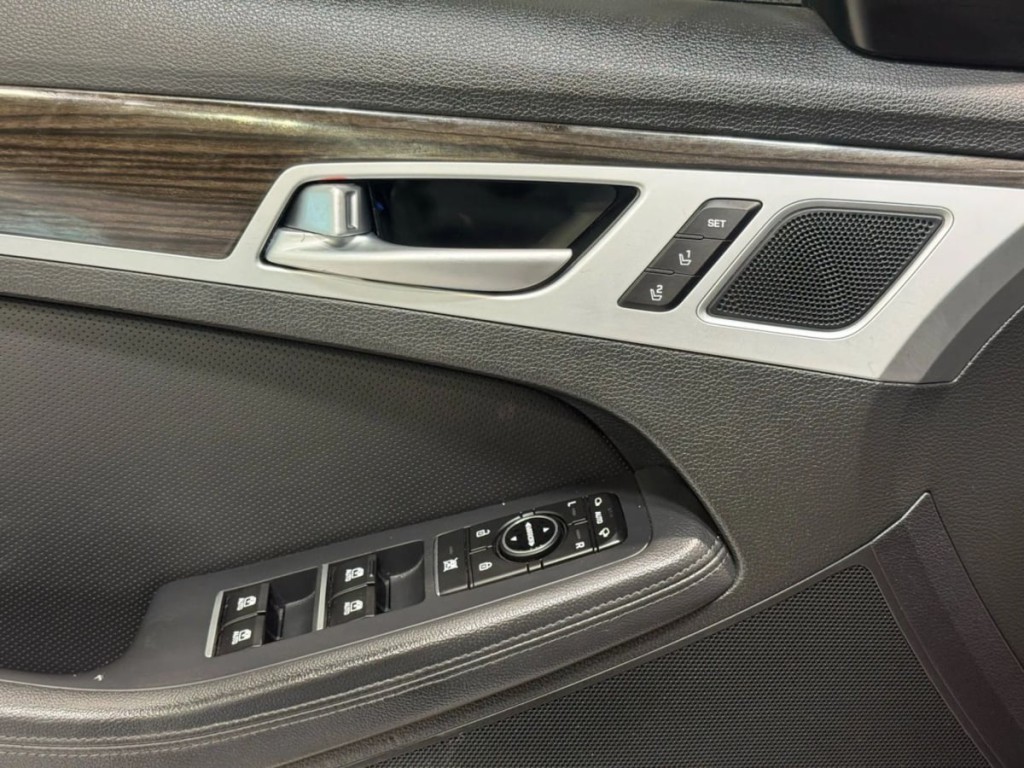 2017 Genesis G80 Image 23