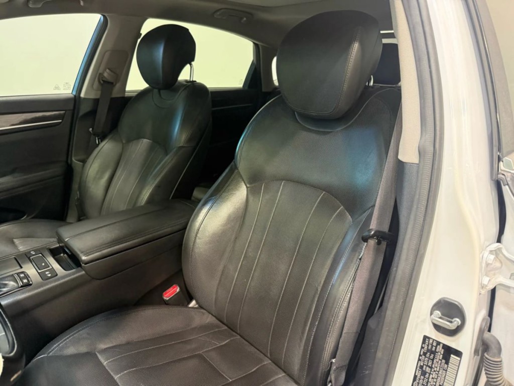 2017 Genesis G80 Image 24