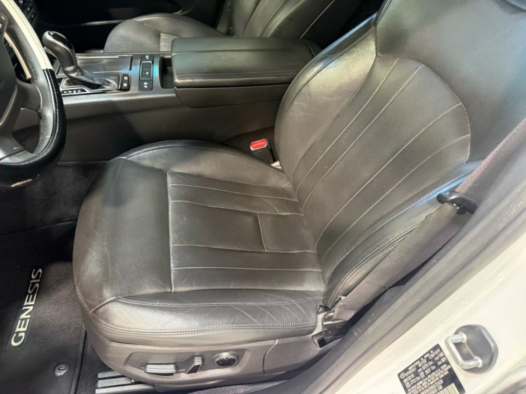 2017 Genesis G80 Image 25