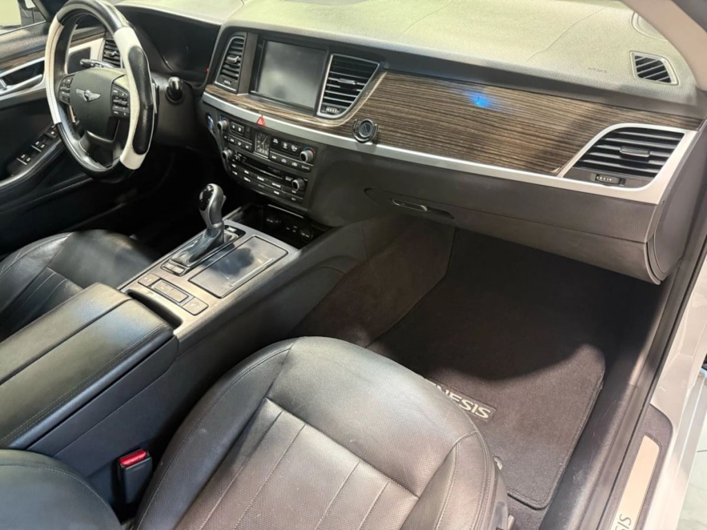 2017 Genesis G80 Image 28