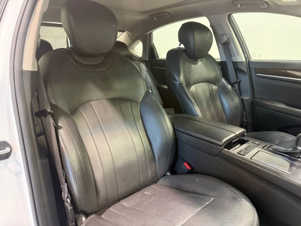 2017 Genesis G80 Image 29