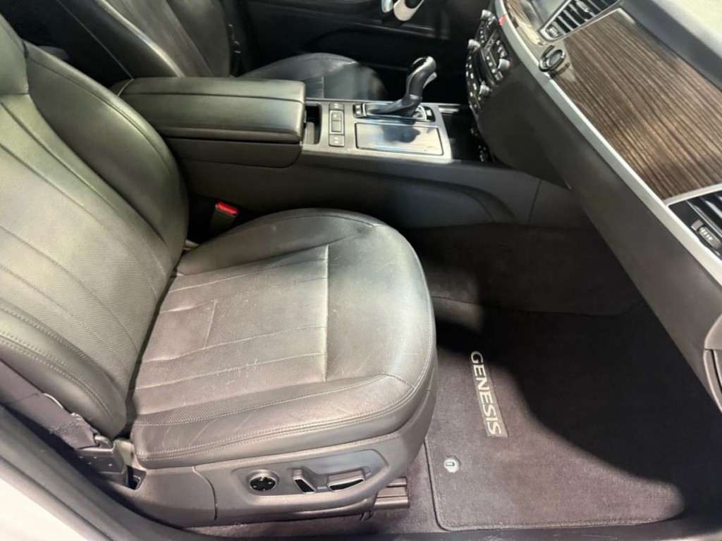 2017 Genesis G80 Image 30