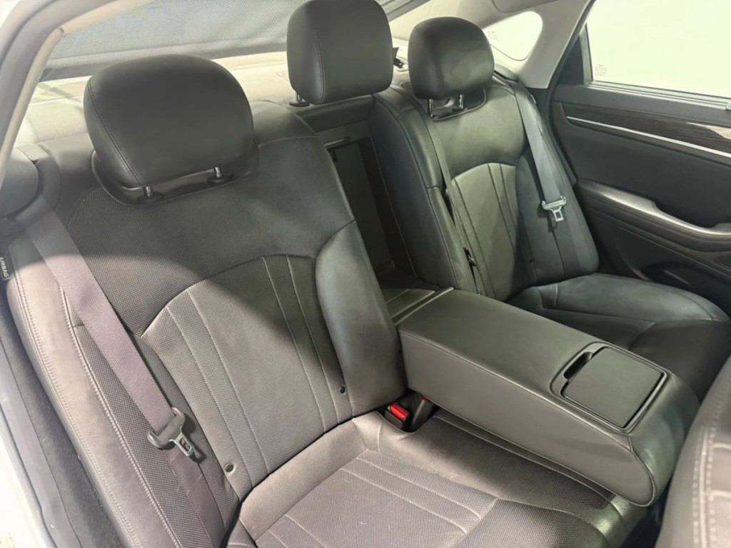 2017 Genesis G80 Image 31