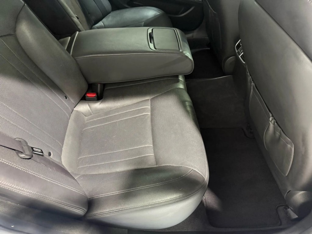 2017 Genesis G80 Image 32