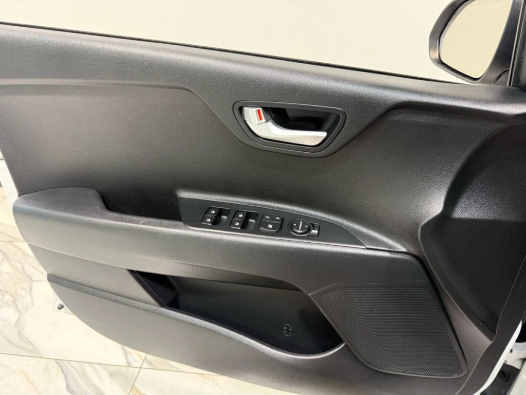 2022 Kia Rio Image 9