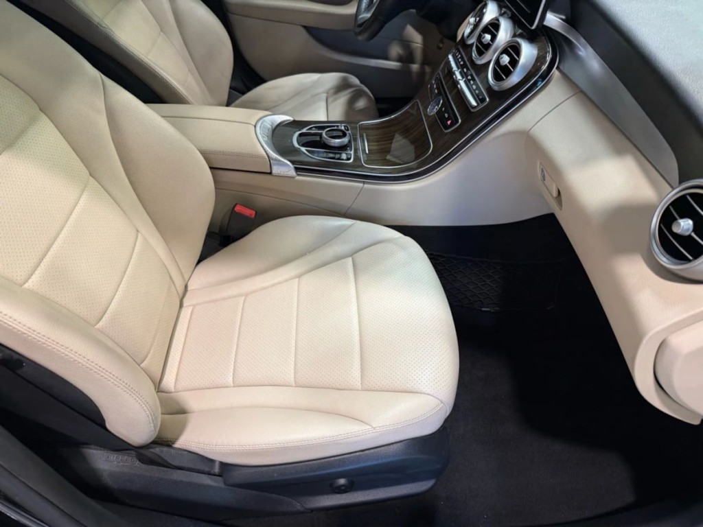 2018 Mercedes-Benz C-Class Image 26