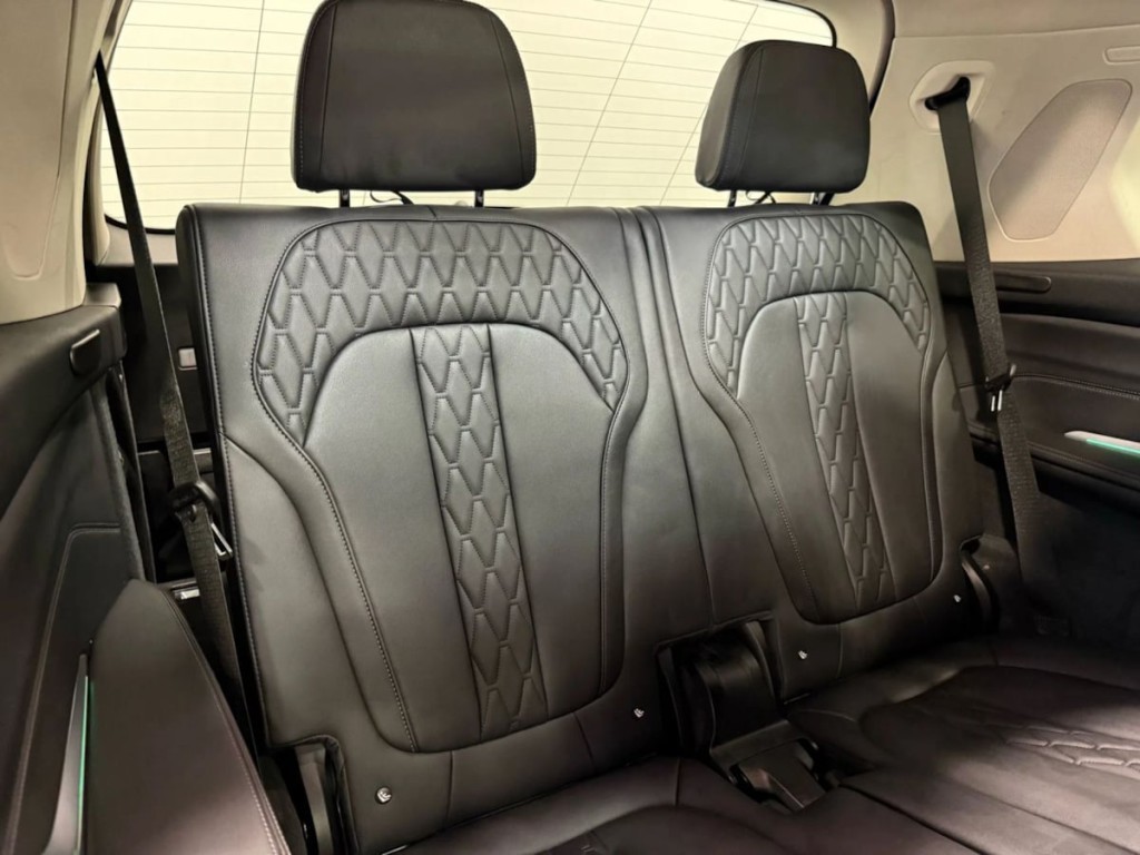 2023 BMW X7 Image 35