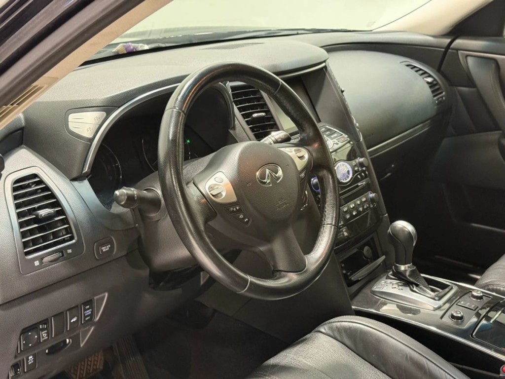 2017 INFINITI QX70 Image 10