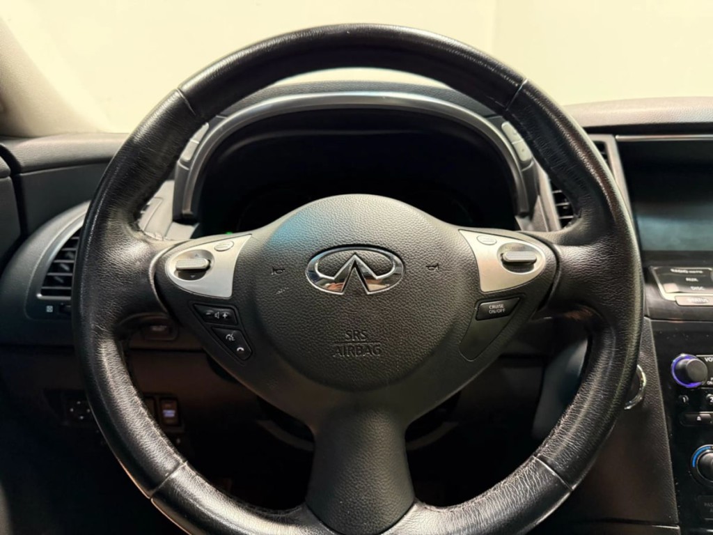 2017 INFINITI QX70 Image 11