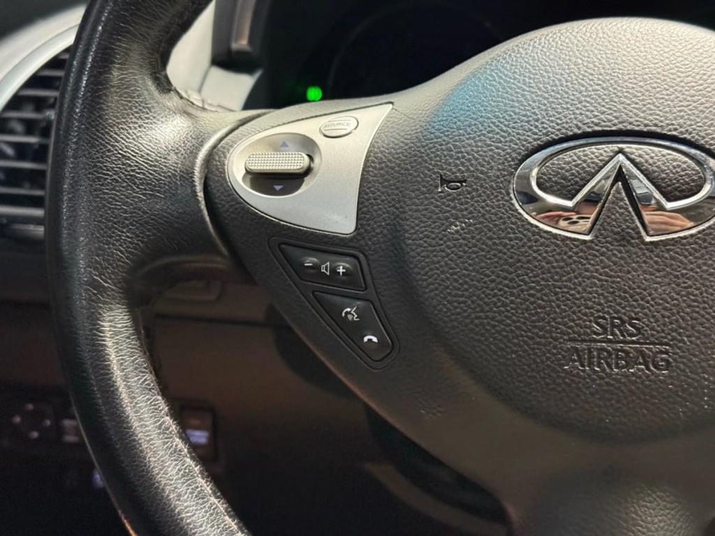 2017 INFINITI QX70 Image 12