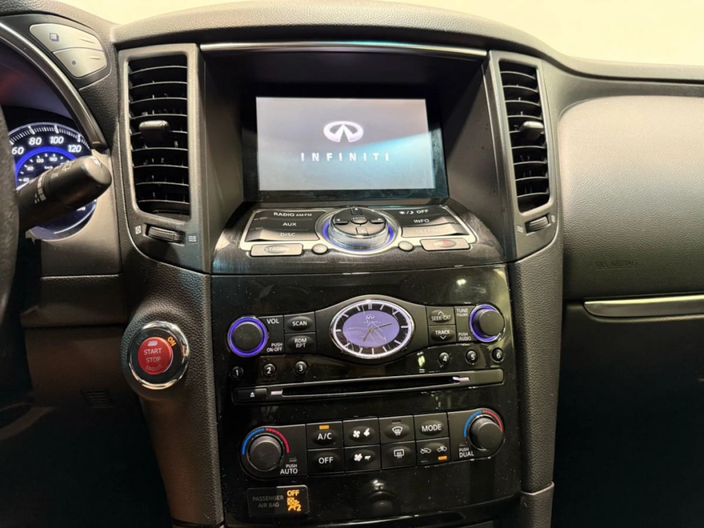 2017 INFINITI QX70 Image 15