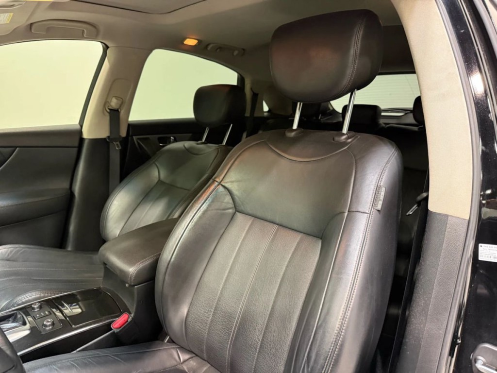 2017 INFINITI QX70 Image 18