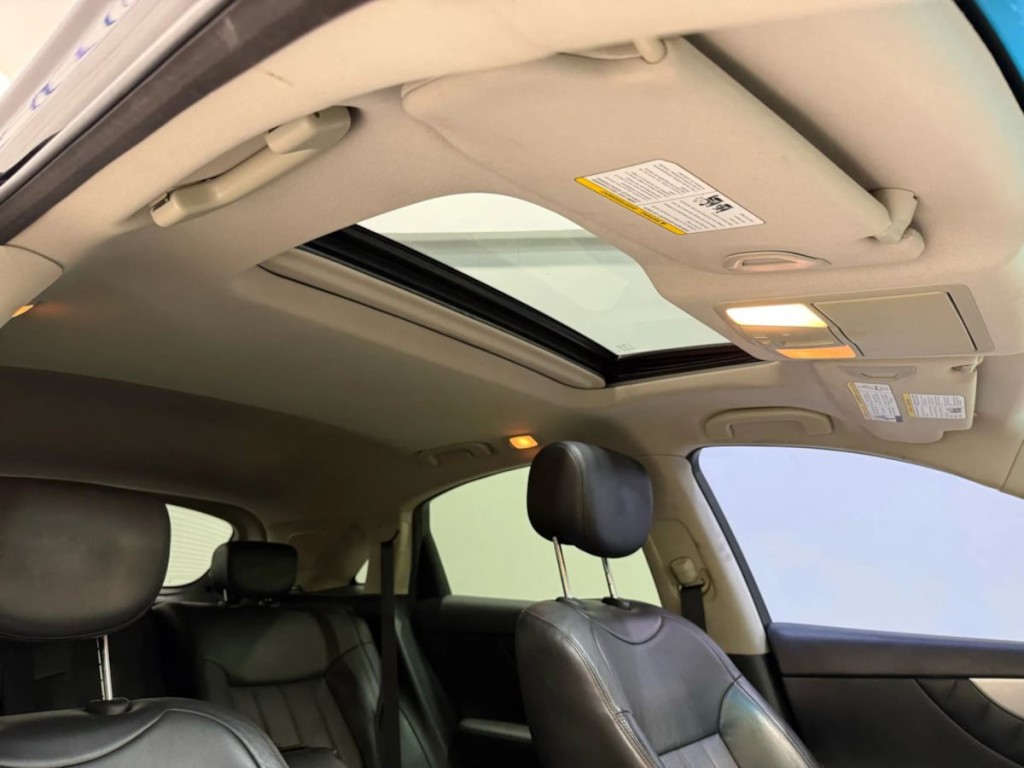 2017 INFINITI QX70 Image 25