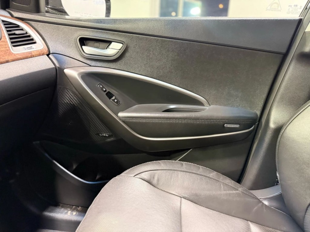 2017 Hyundai Santa Fe Image 30