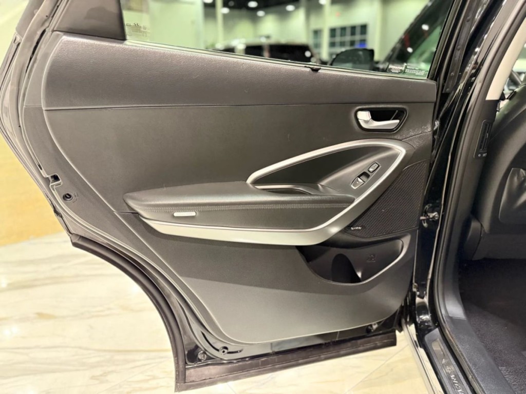 2017 Hyundai Santa Fe Image 32