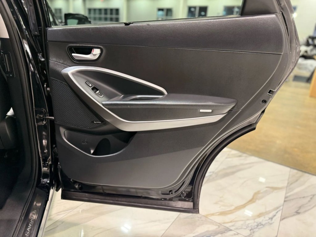 2017 Hyundai Santa Fe Image 38