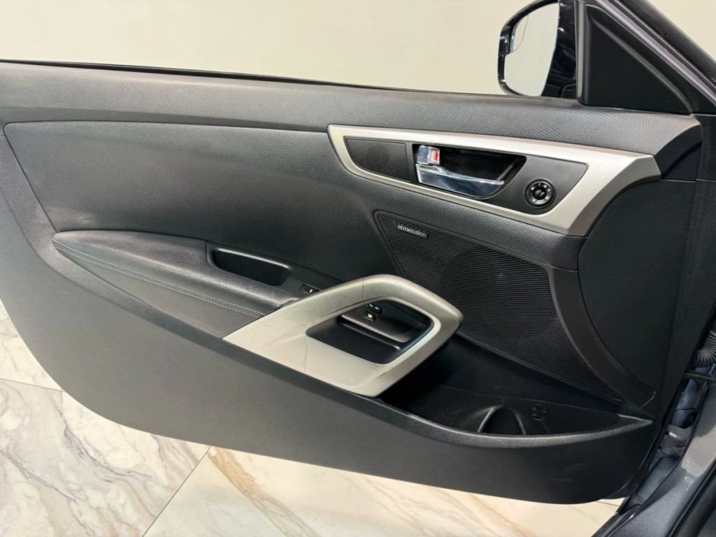 2016 Hyundai Veloster Image 11