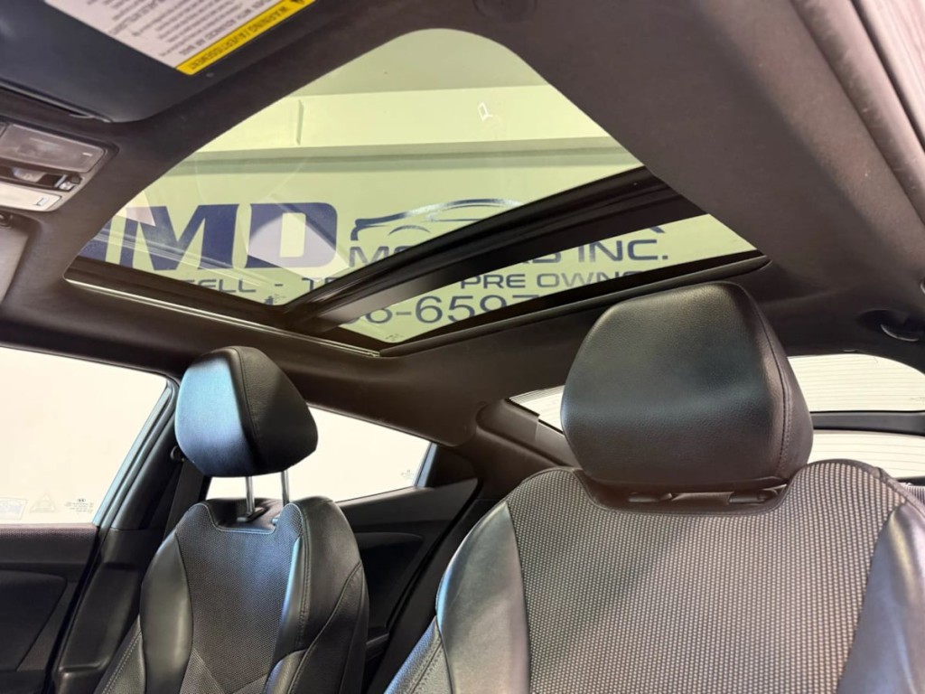 2016 Hyundai Veloster Image 24