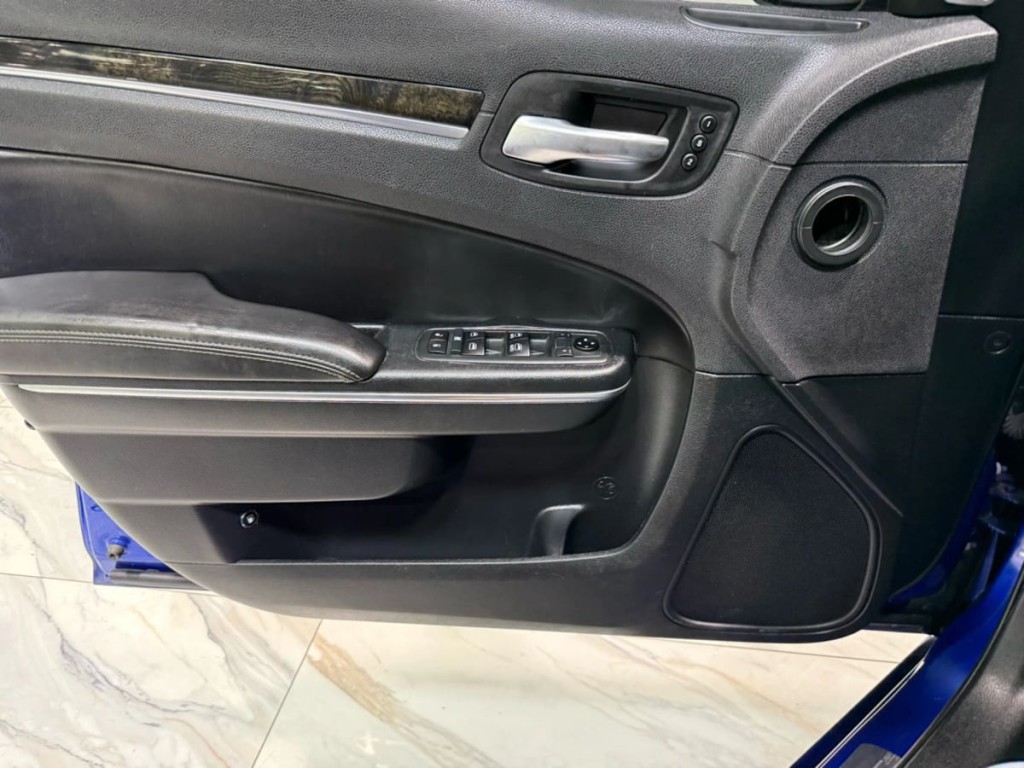 2018 Chrysler 300 Image 12