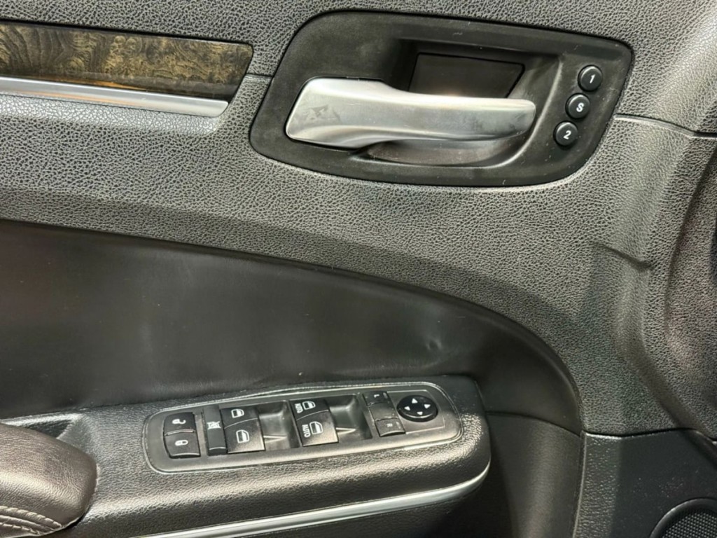 2018 Chrysler 300 Image 13