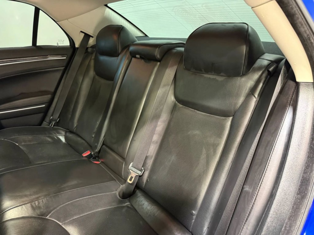 2018 Chrysler 300 Image 25