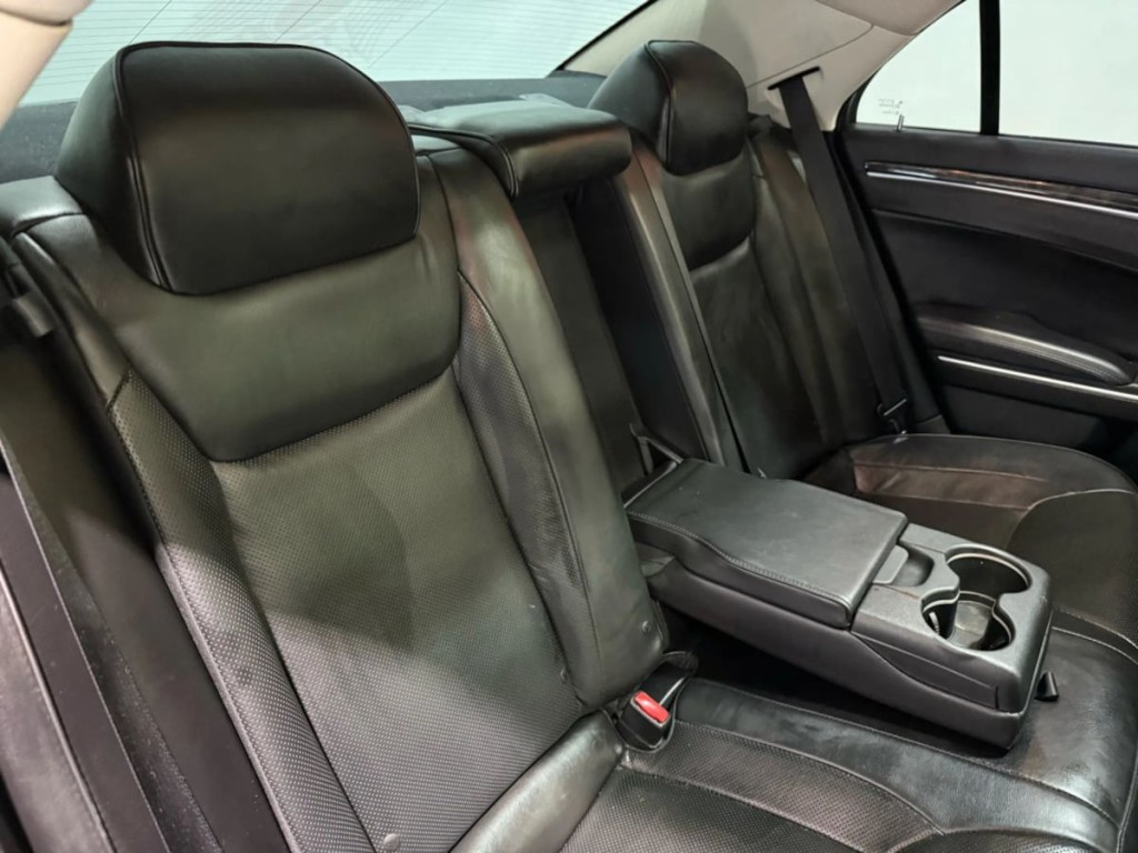 2018 Chrysler 300 Image 31