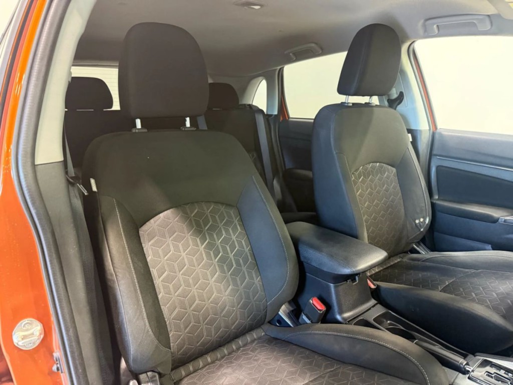 2020 Mitsubishi Outlander Image 28