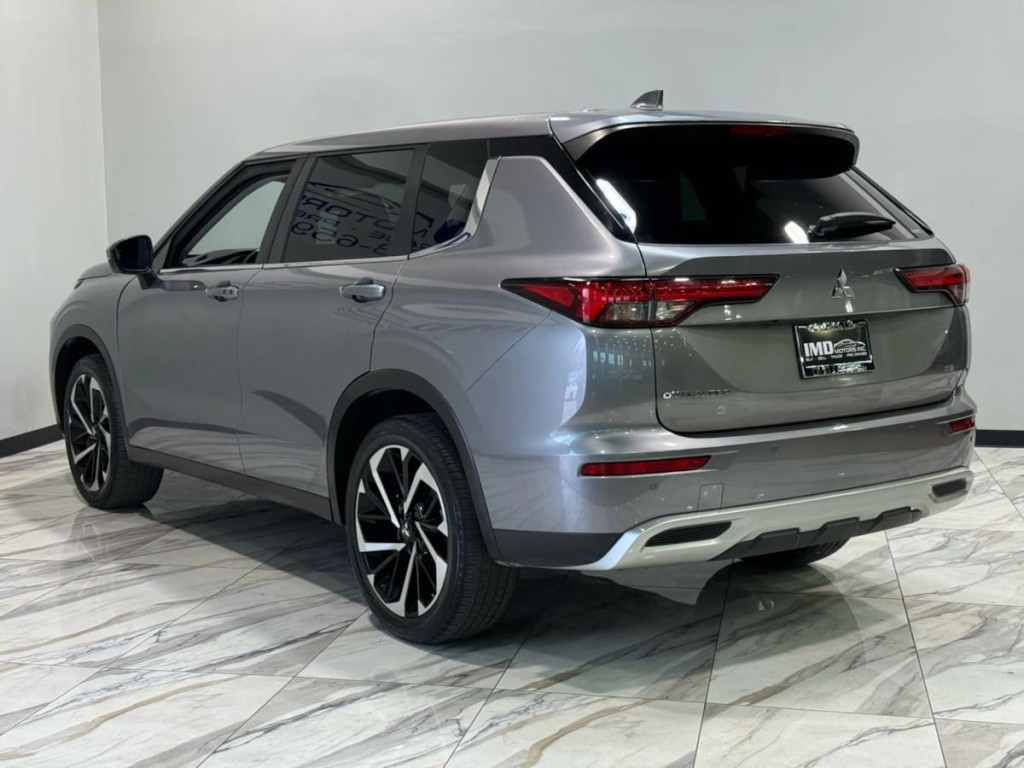 2022 Mitsubishi Outlander Image 8