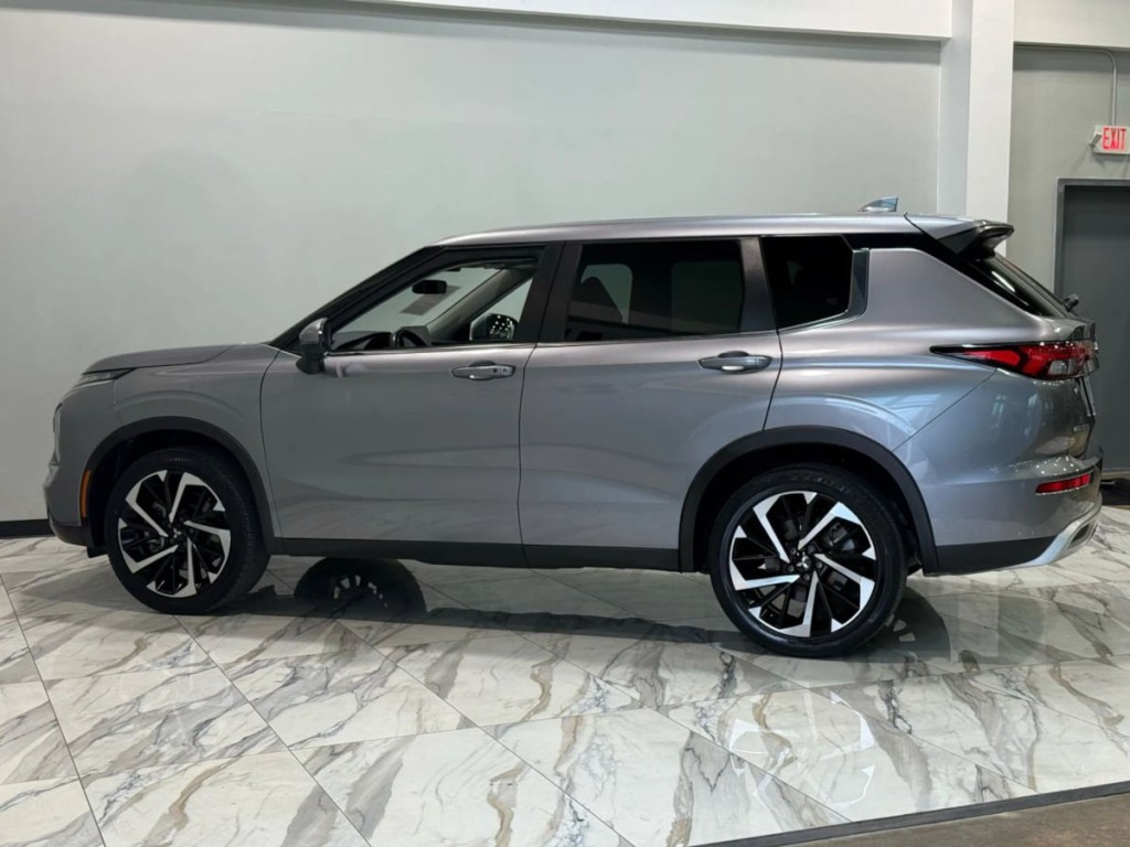 2022 Mitsubishi Outlander Image 9