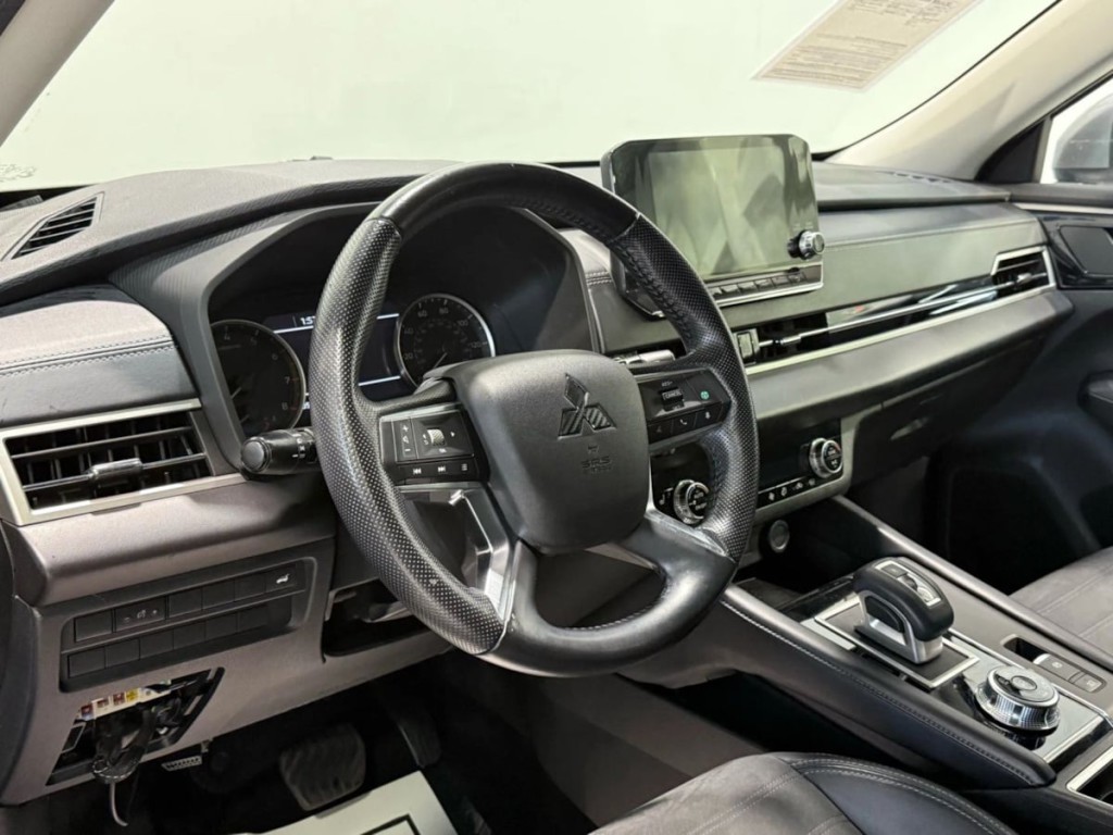 2022 Mitsubishi Outlander Image 11