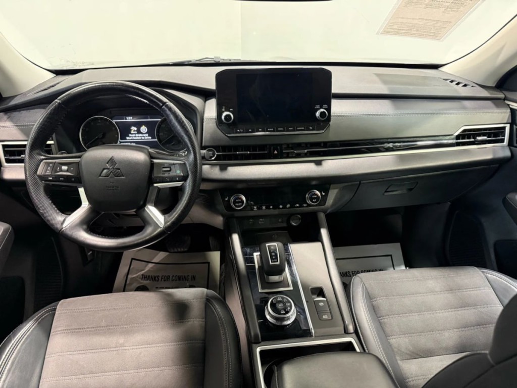 2022 Mitsubishi Outlander Image 12