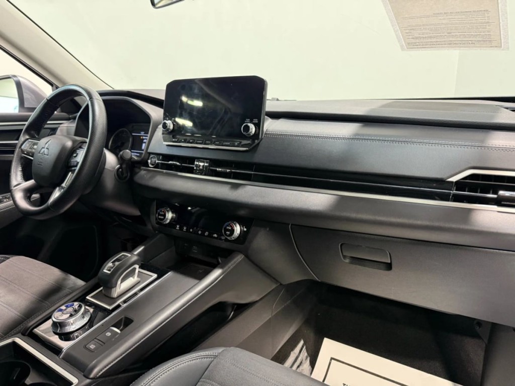 2022 Mitsubishi Outlander Image 26