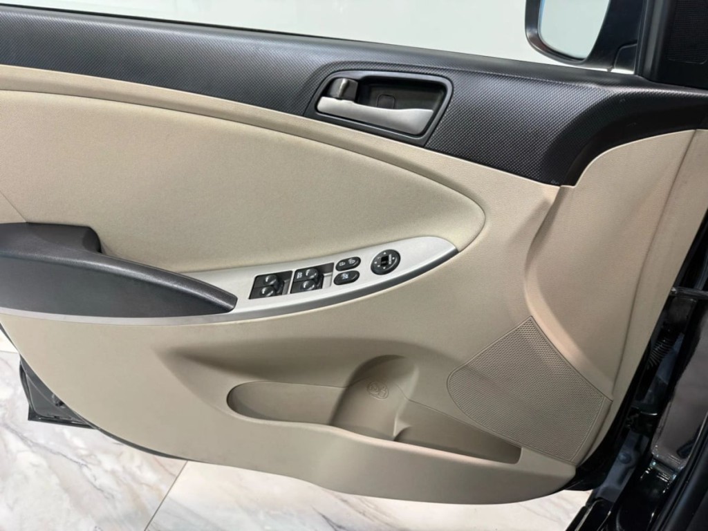 2016 Hyundai Accent Image 10