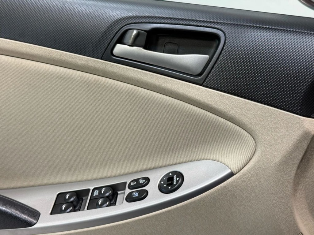 2016 Hyundai Accent Image 11