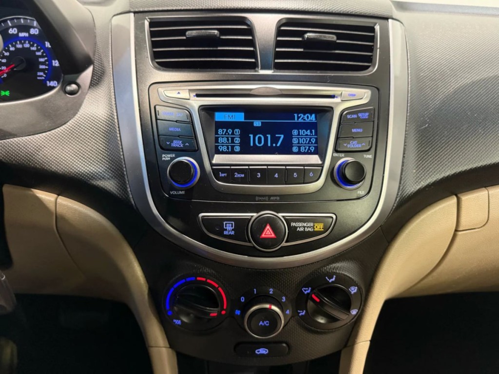 2016 Hyundai Accent Image 16