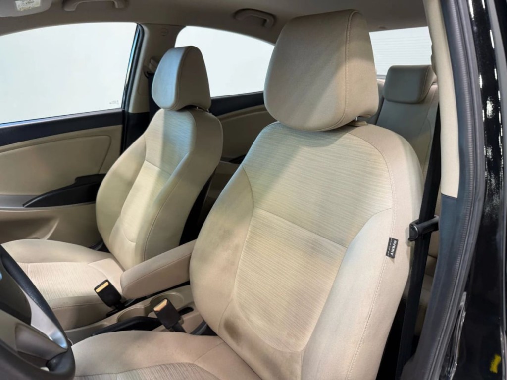 2016 Hyundai Accent Image 18