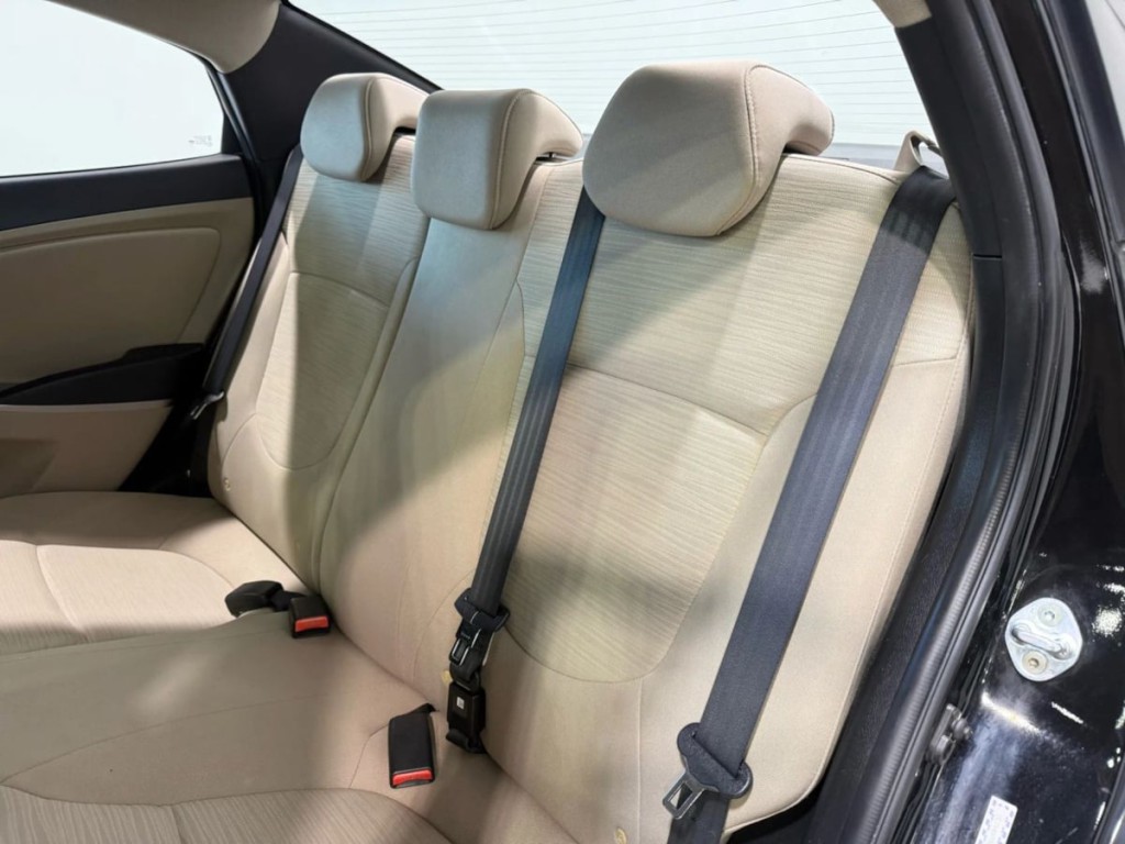 2016 Hyundai Accent Image 20