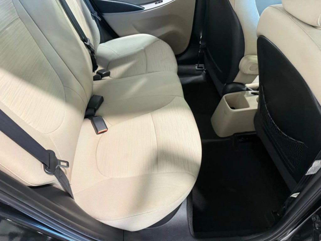 2016 Hyundai Accent Image 25