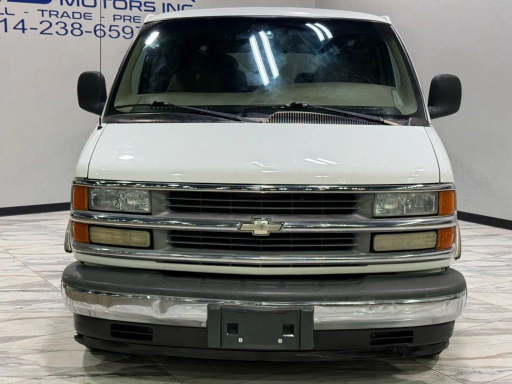 2002 Chevrolet Express Image 3