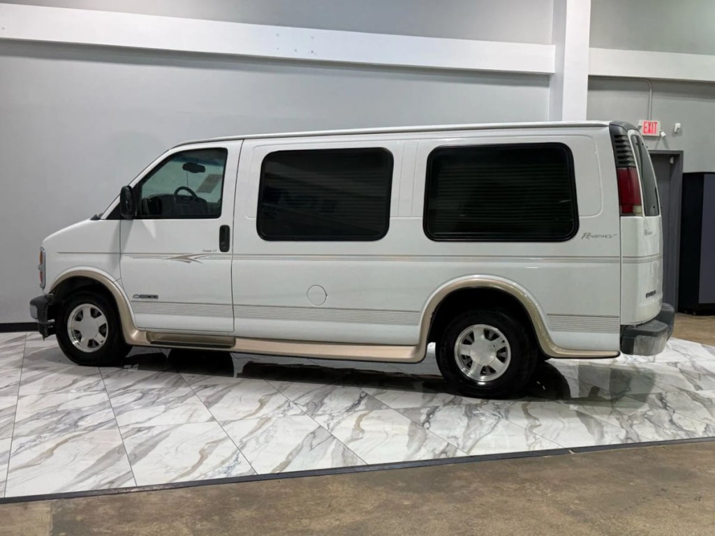 2002 Chevrolet Express Image 9