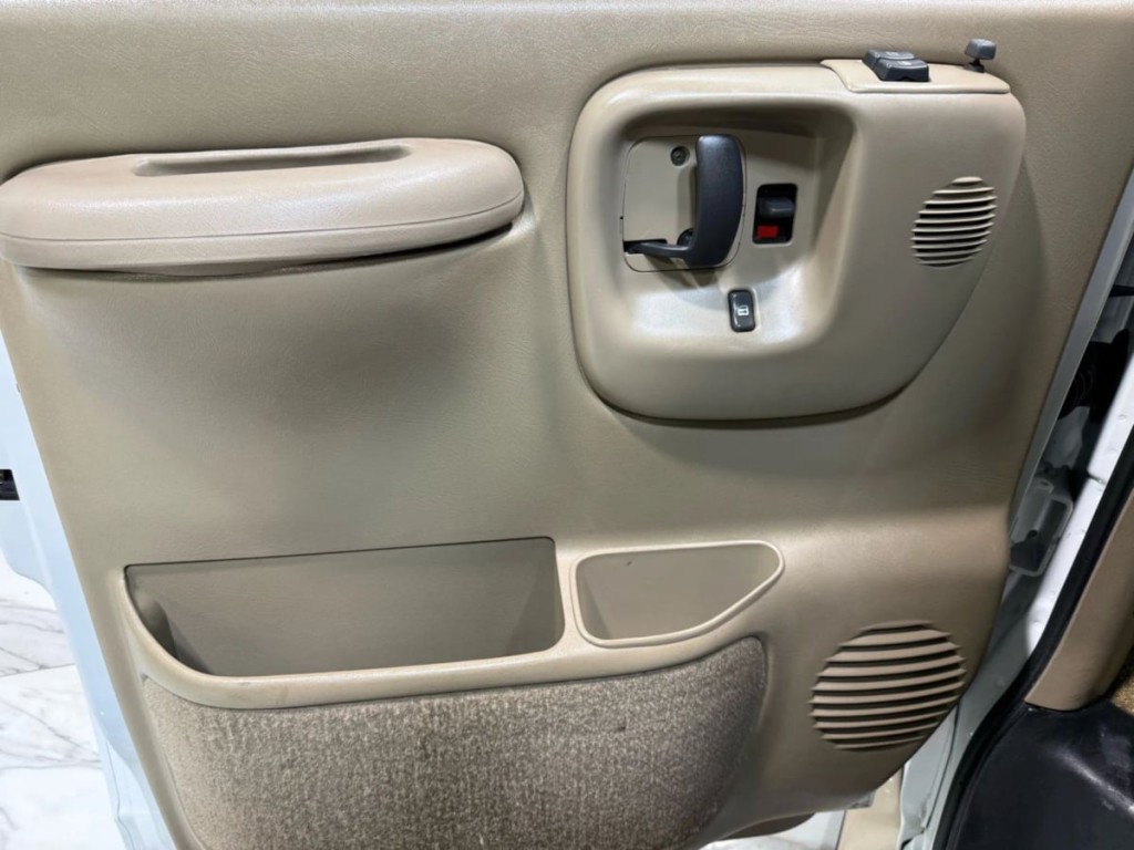 2002 Chevrolet Express Image 13