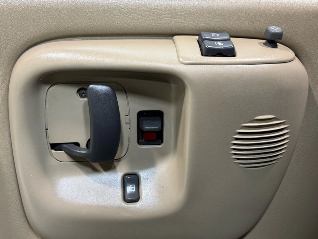 2002 Chevrolet Express Image 14