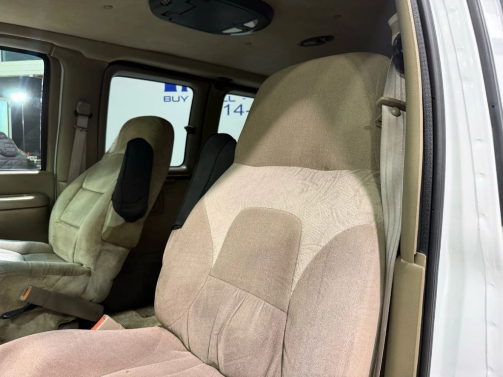2002 Chevrolet Express Image 15