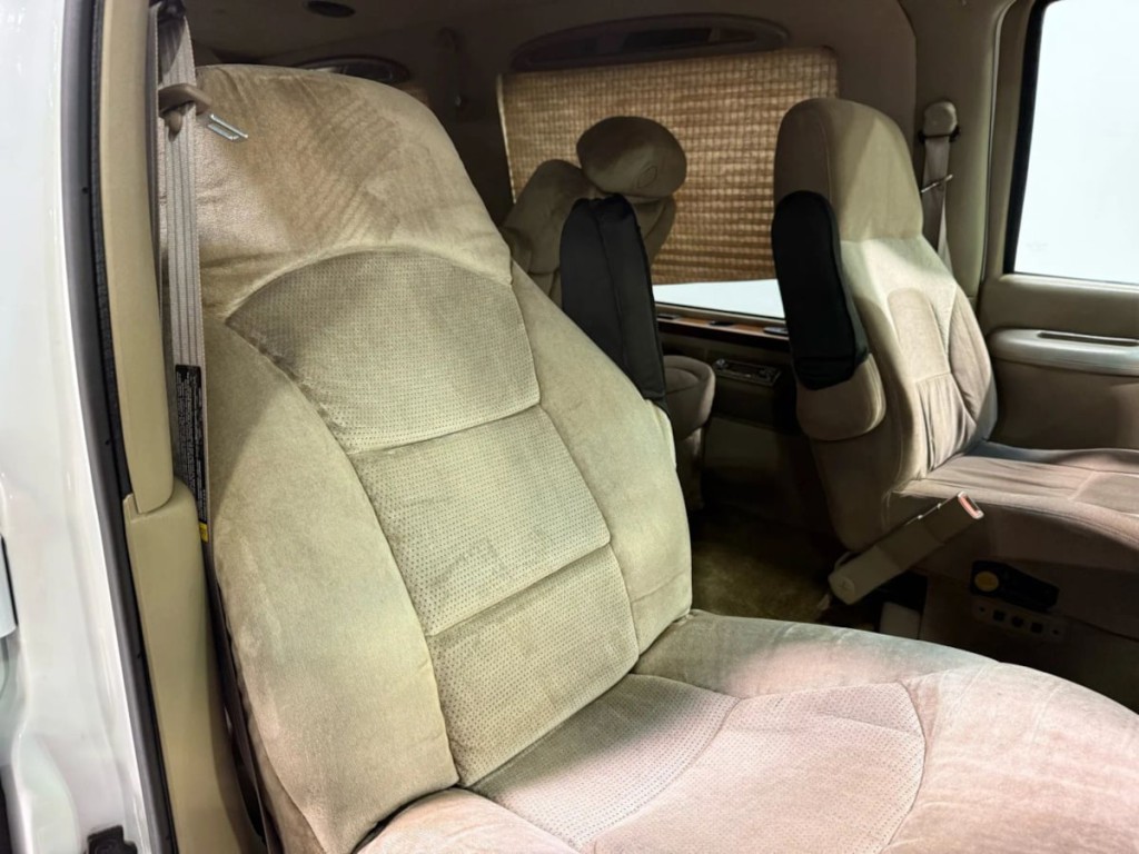 2002 Chevrolet Express Image 17