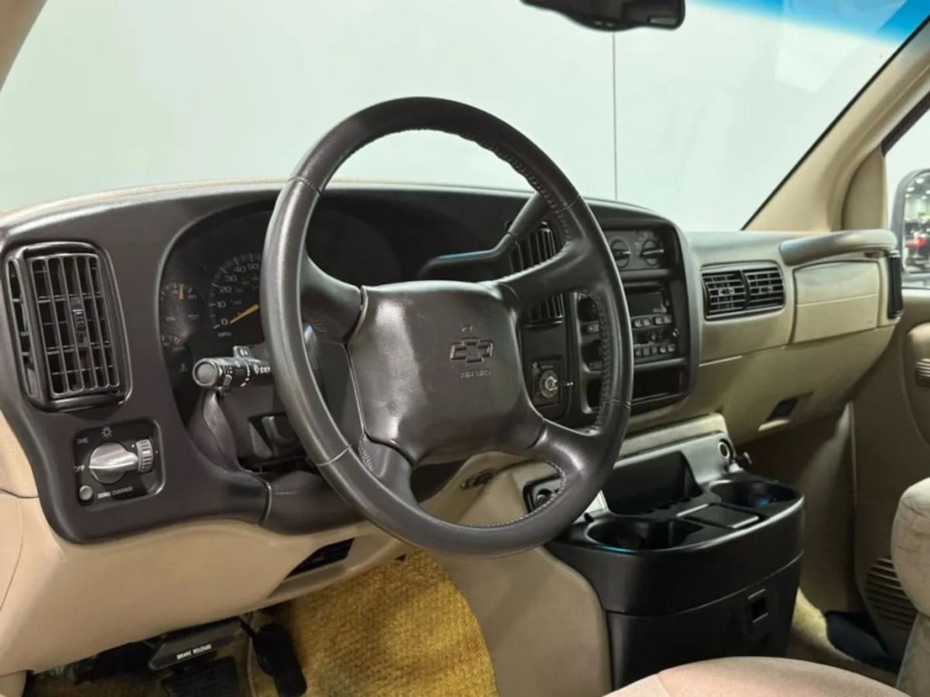 2002 Chevrolet Express Image 10