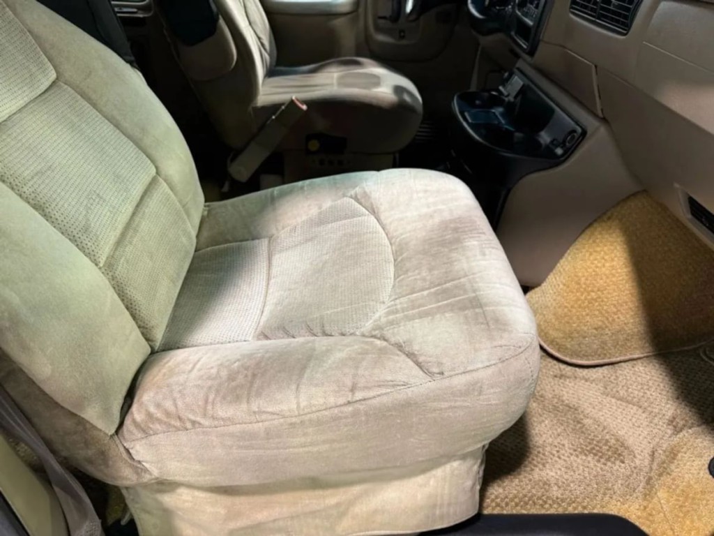 2002 Chevrolet Express Image 18